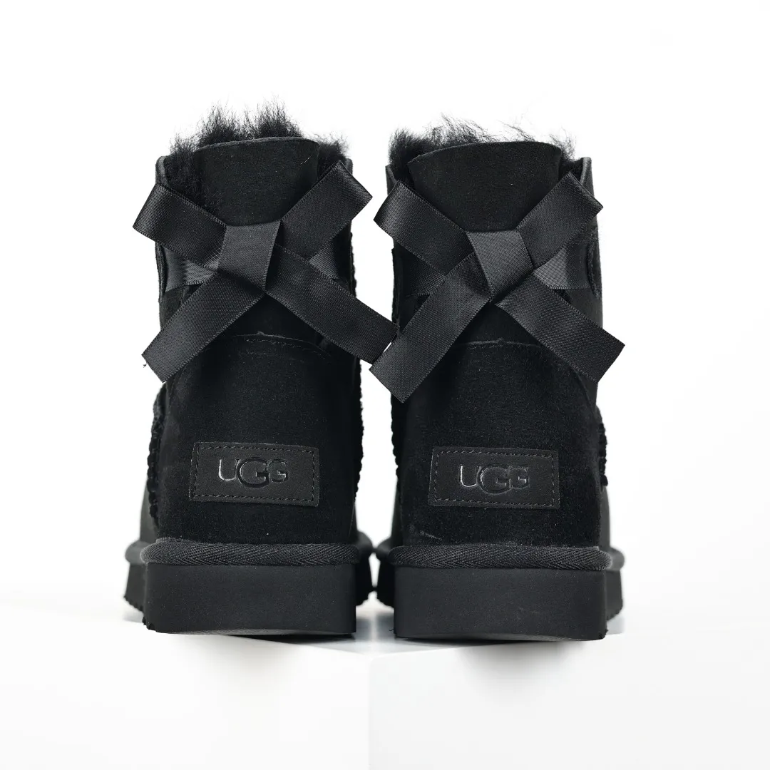 Pick up locally 💰560 The core recommendation is good price UGG bailey MiNi bow 2.0 series Xiaohongshu hot model Henan Longfeng leather production Sheepskin and fur integration Top quality in the market Waterproof upper material 2-3 cm cashmere insole to keep warm in winter and suitable for home use UUG launches a style series in the new year, partially skewed toward the preferences of young consumers, and also at the forefront of fashion trends Shoe body material Water-repellent coated suede upper 17mm UGGPURE™ implanted wool insole Lightweight non-slip comfortable rubber outsole With brand LOGO Trademark Comes with full packaging Size: 35 36 37 38 39 40
